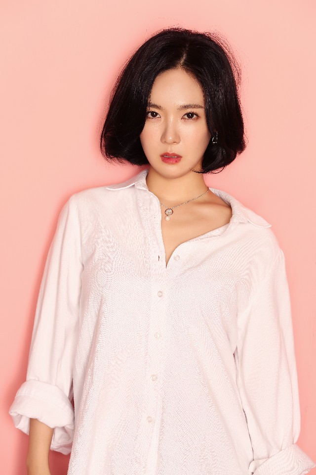 미교 쌍둥이 언니 가수 태라, 장엔터와 전속계약 체결