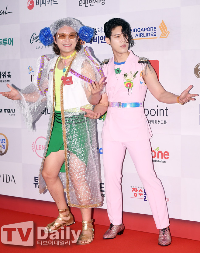 [TD포토] 노라조 기대에 실망시키지 않은 패션