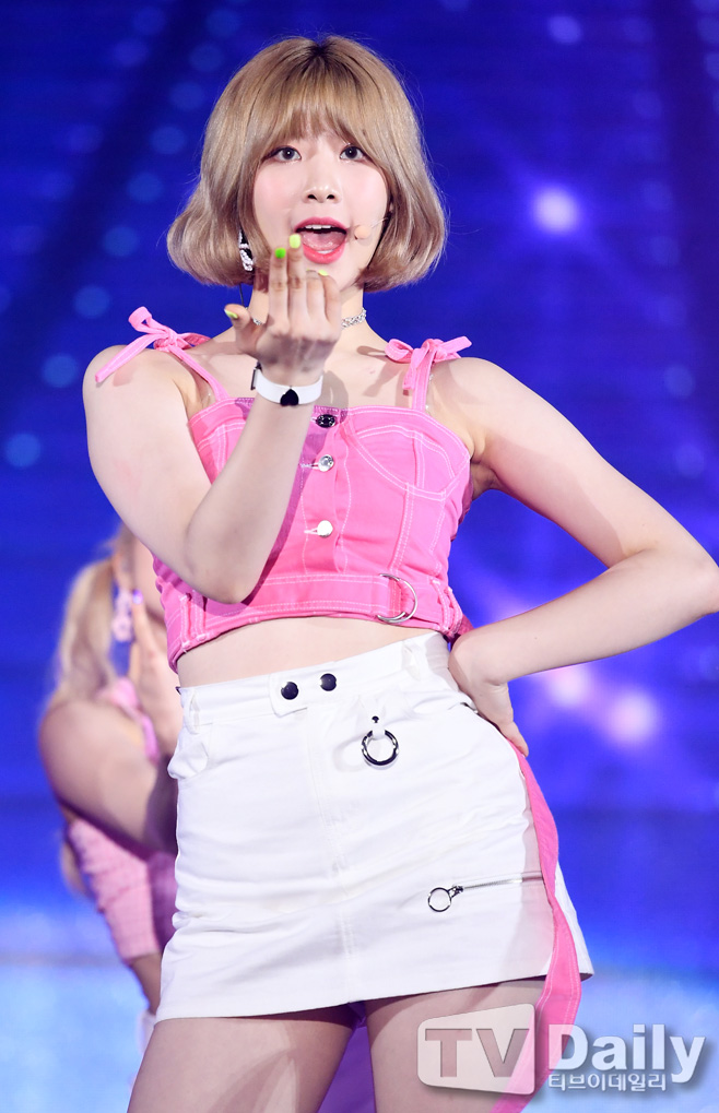 [TD포토] 네이처 유채 손가락 하나로 팬들 조련~(케이월드페스타 셀럽티비 라이브쇼)