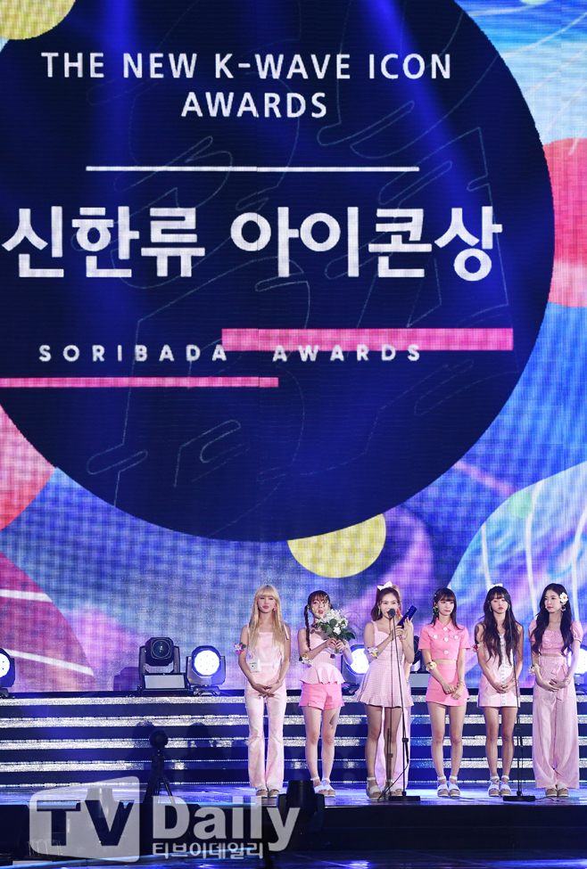[TD포토] 오마이걸 신한류 아이콘상 수상 (2019 소리바다 베스트 케이뮤직 어워즈)