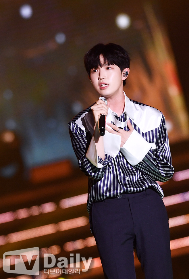 [TD포토] 김재환 노래하는 조각~ (소리바다어워즈)