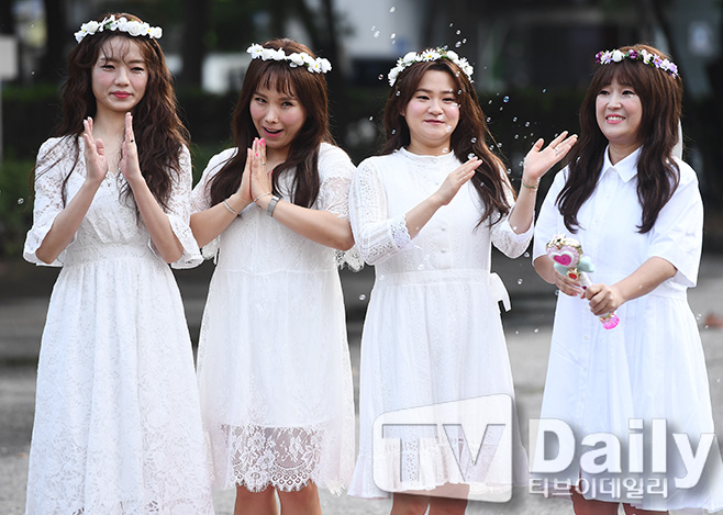 [TD포토] 셀럽파이브 본인들도 어색한 청순미