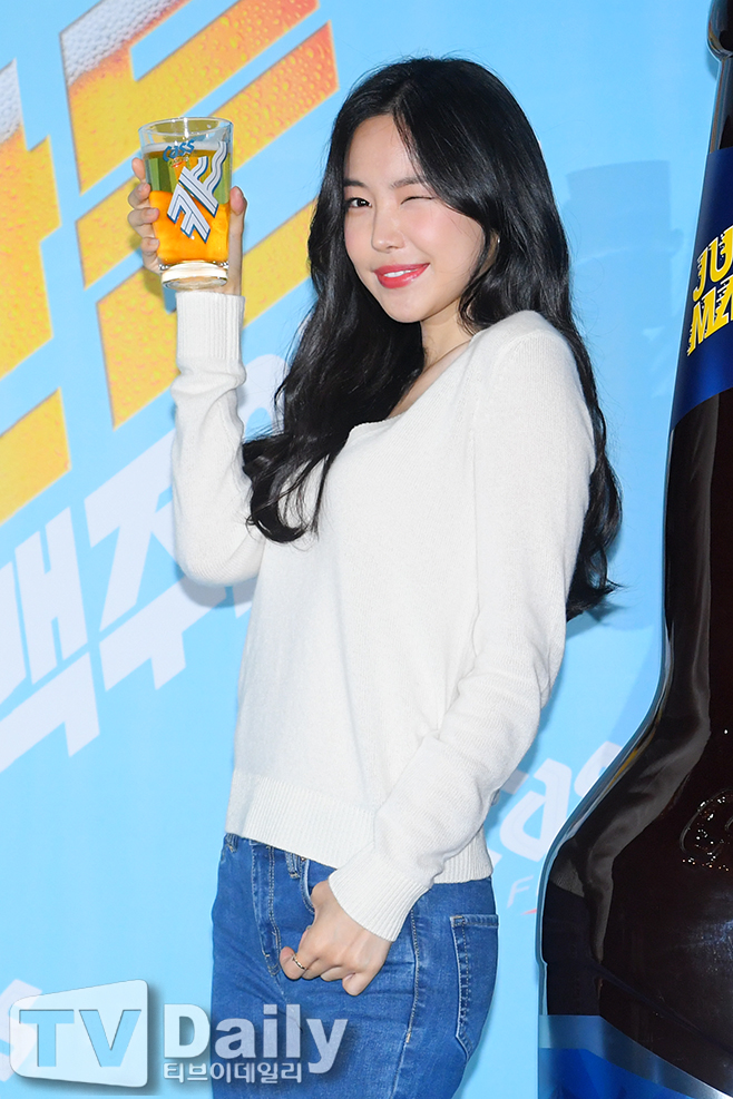 [TD포토] 에이핑크 손나은 소주 모델에 이어 맥주까지 접수