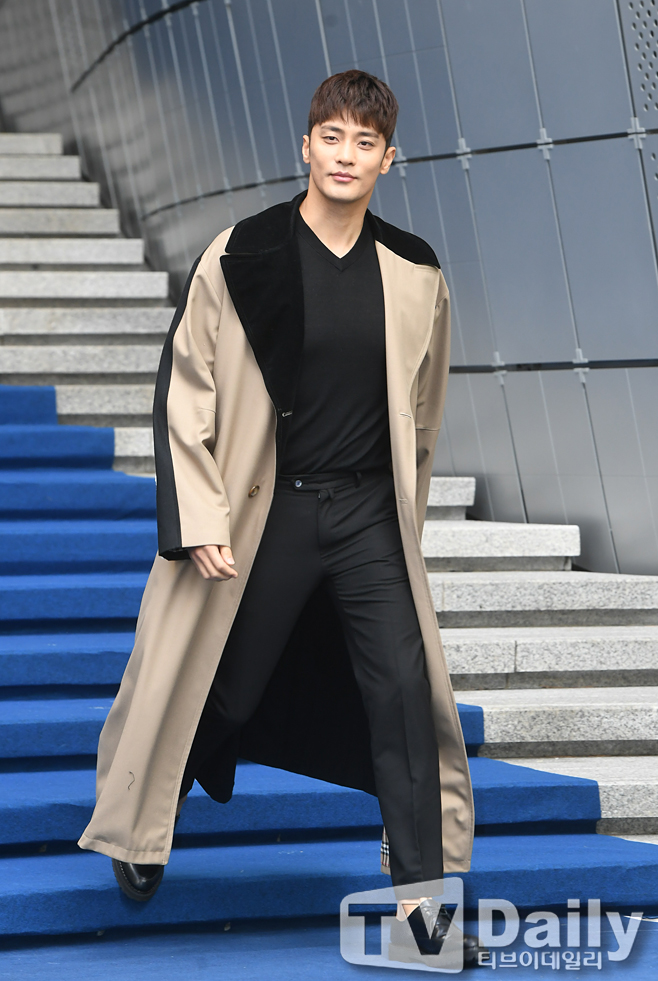 [TD포토] 성훈 태평양 어깨 장착하고 패션쇼 나들이