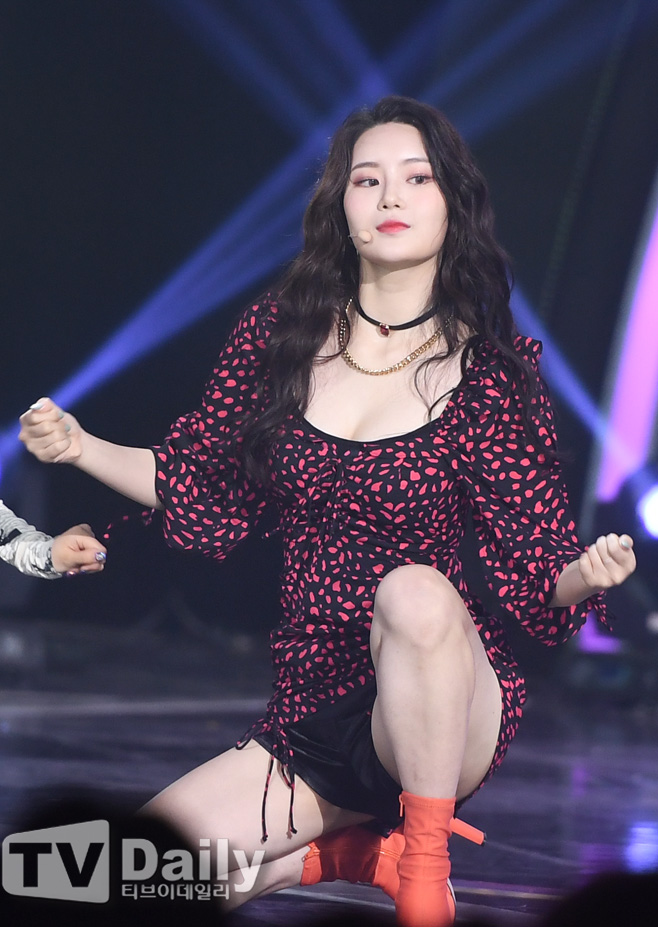 [TD포토] 퍼플백 민이 섹시한 무대