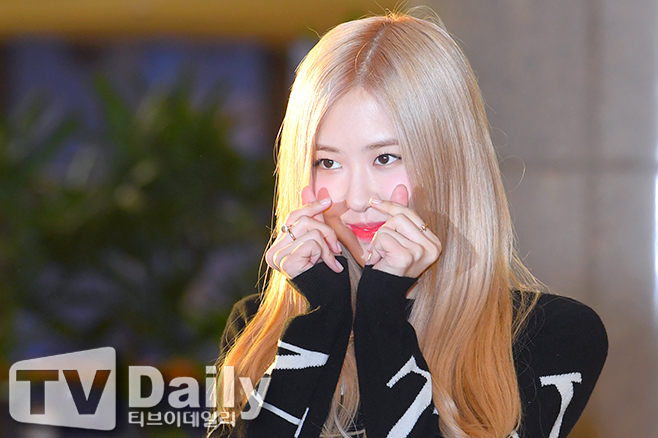 [TD포토] 블랙핑크 로제 수줍은 하트