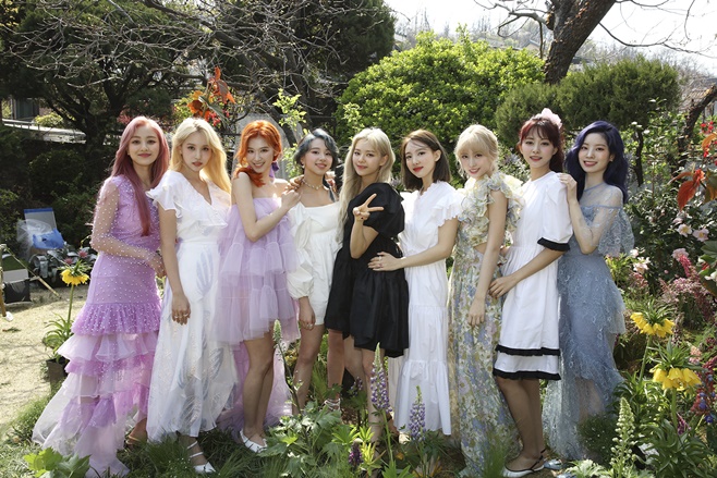 트와이스, 모어 앤드 모어 재킷 촬영 비하인드…미소천사 등극