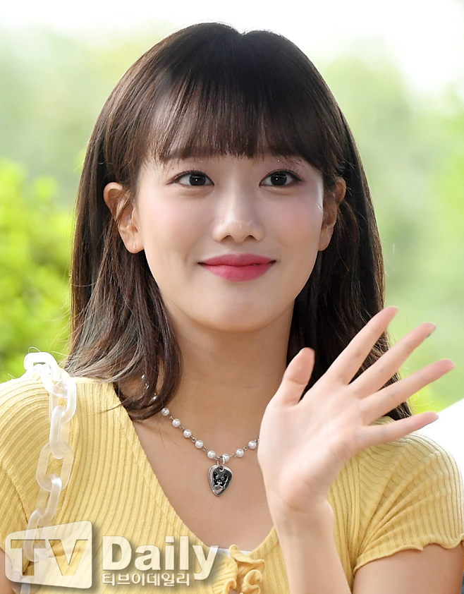 [TD포토] 에이프릴 나은 반짝반짝 빛나는 손인사