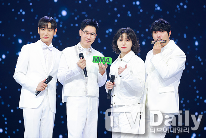 [TD포토] MSG워너비 올화이트로 멋낸 의상
