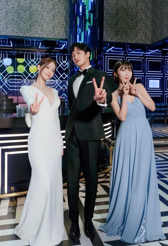 윤아, 주현영X안보현과 찰칵 이렇게 보니 더 반가워 [TD#]