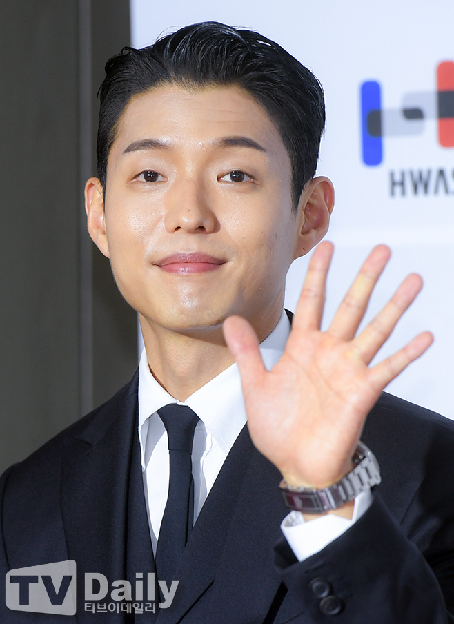 [TD포토] 하준 훈훈한 손인사