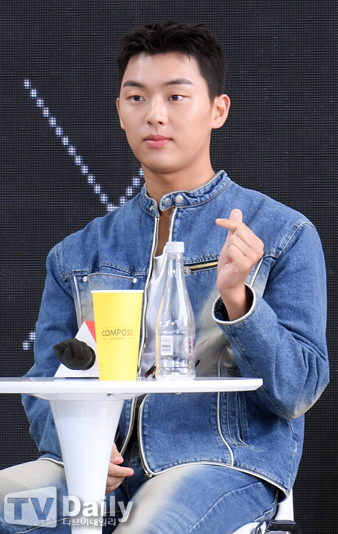[TD포토] 최현욱 시크한 하트