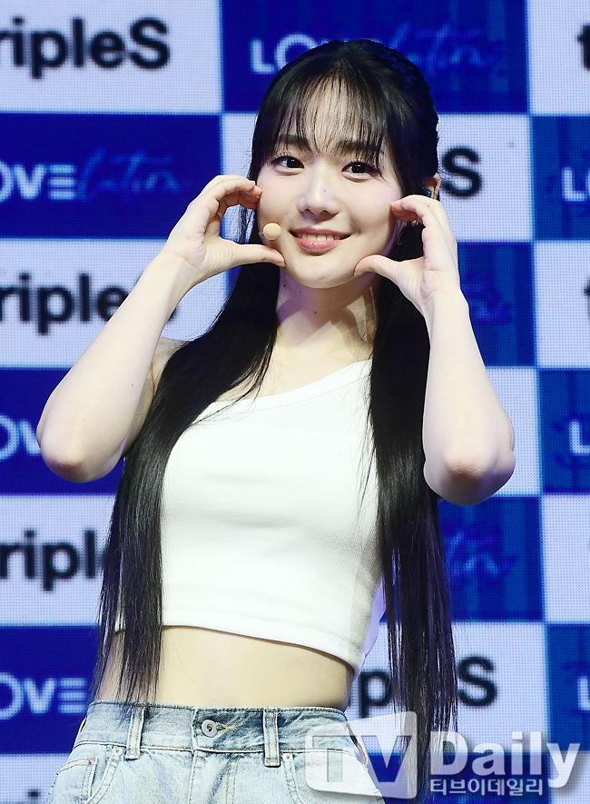 [TD포토] 트리플에스 러블루션 윤서연 깜찍!