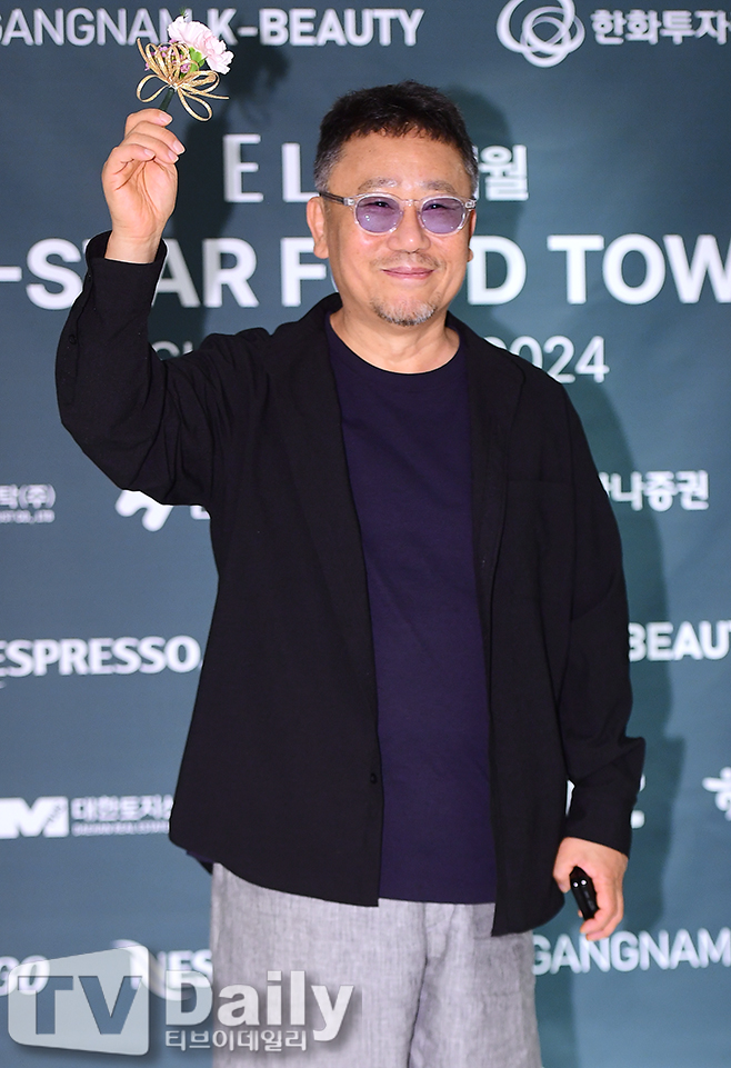 [TD포토] 서인석 꽃들고 미소
