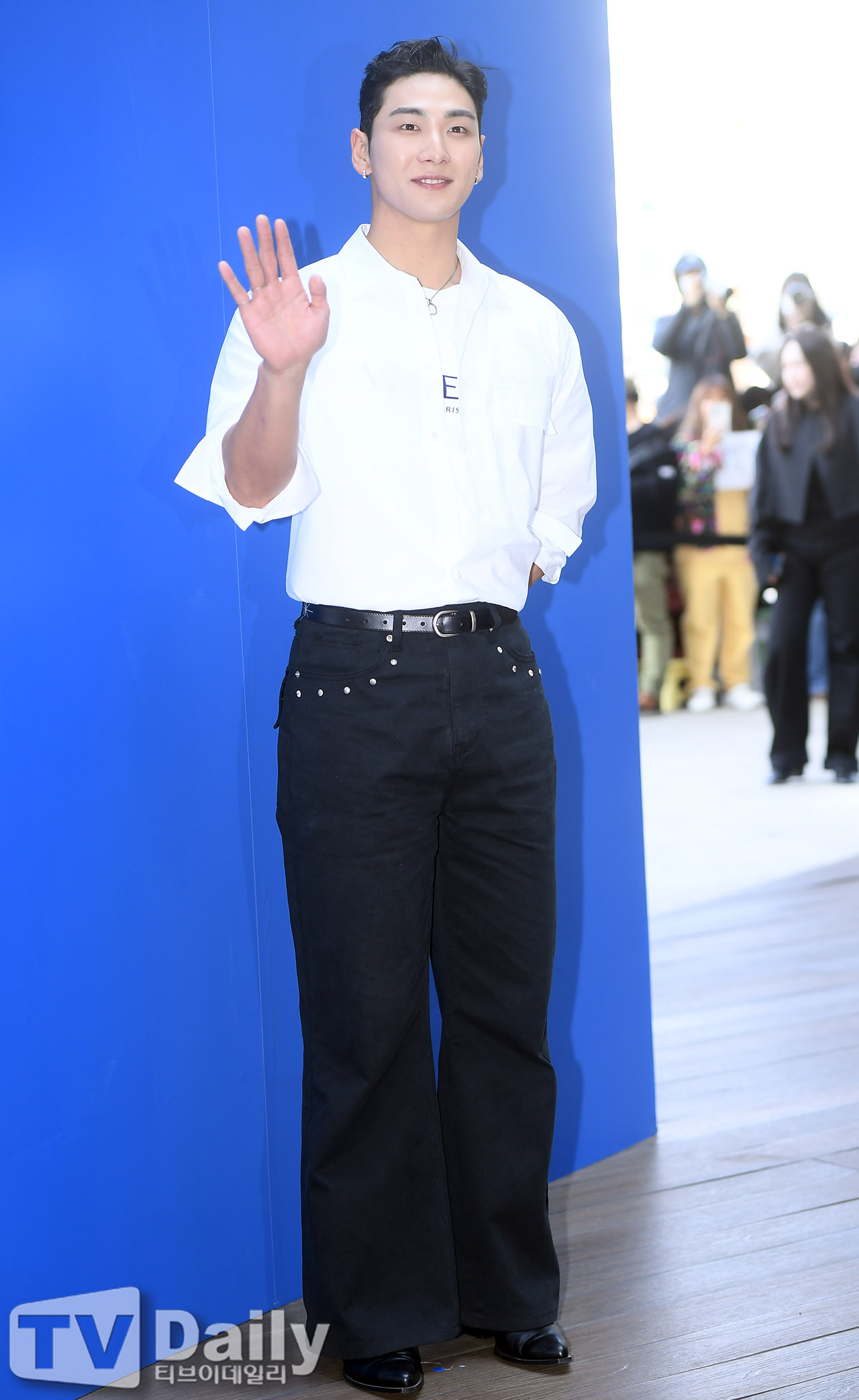 [TD포토] 백호 훈훈한 손인사