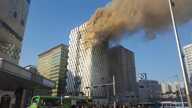 서울대입구역 앞 건물 화재…인명피해 없어