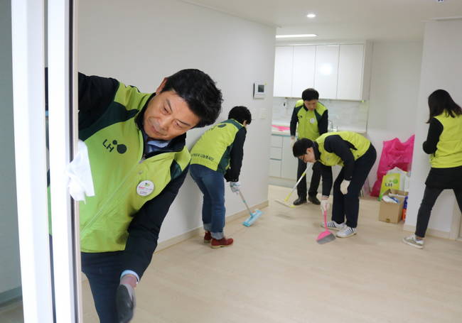 [에경|건설] LH, 성남단대 행복주택 입주맞이 청소 진행