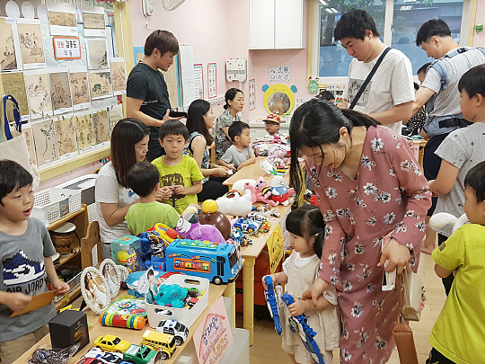 삼성하늘숲 어린이집, 산본2동 지역사회보장협의체에 플리마켓 수익금 전달