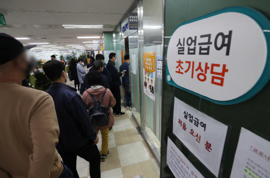 코로나발 고용절벽 현실화…임시·일용직 취업자 사상 최대폭 감소