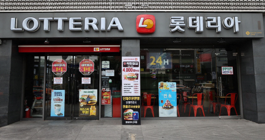 롯데리아 관련 확진자 속출…오후 6시 기준 누적 11명