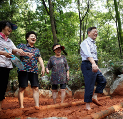 광명시 7개 근린공원 황톳길 조성…노인일자리 연계