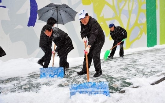 구청장이 직원들과 함께 제설작업 구슬땀