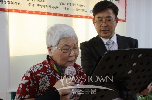요양시설에서 눈물과 감동이 어울어진 시 낭송회