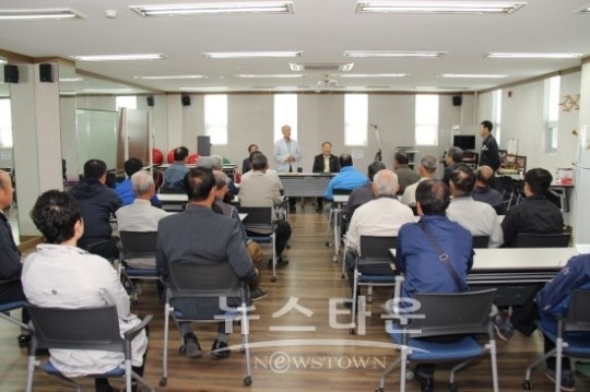 (주)동양이앤피, 영인면 노인회에 천역벽지 전달