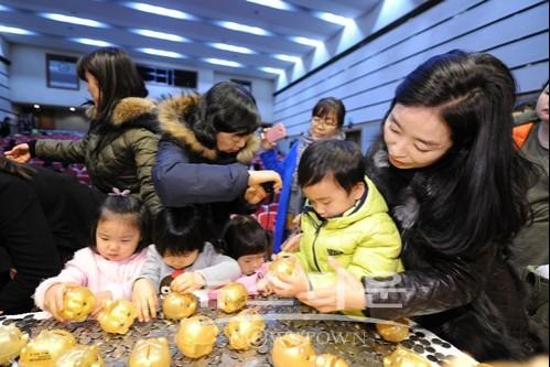 중랑구, 가정어린이집 아동들이 따뜻한 겨울나기 성금과 장학금 전달