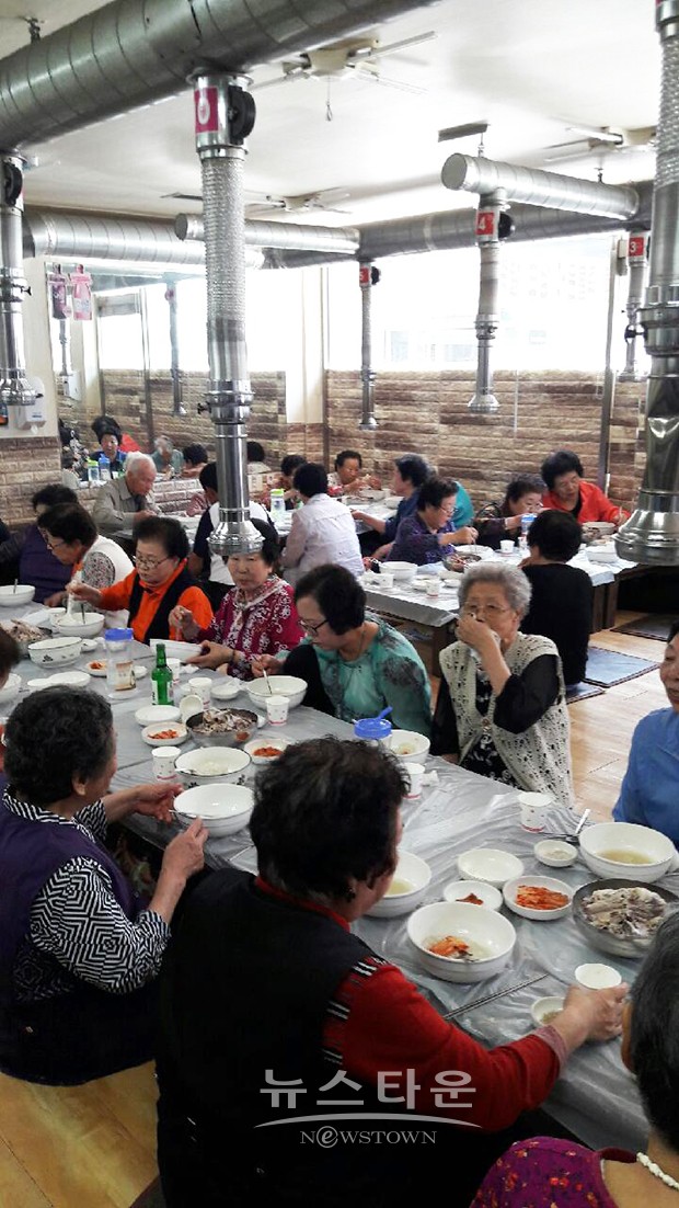 원주시 봉산동 선진정육식당, 경로당 삼계탕 제공