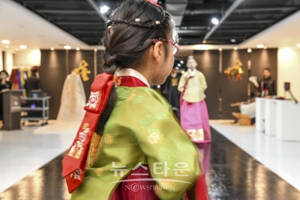 강태경 실로그리다 한국전통자수와 조선왕조의상展