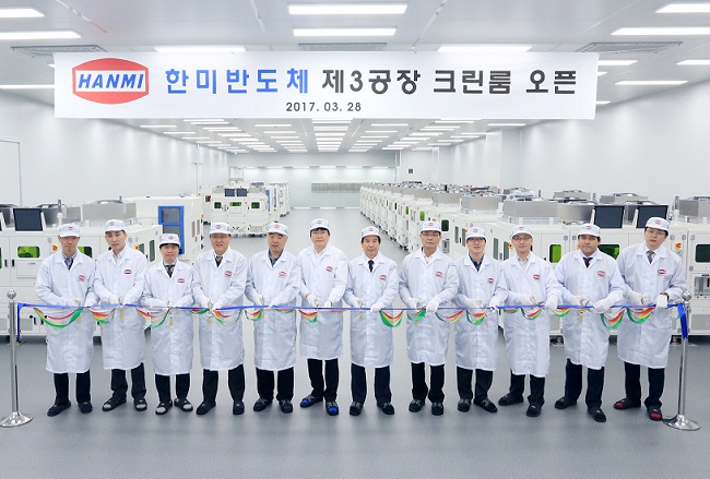 한미반도체, 100대 규모 반도체 장비용 클린룸 개소