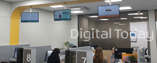 코로나19 확산에 한산한 은행들... 종로·을지로 지점 내방객 발길 뚝