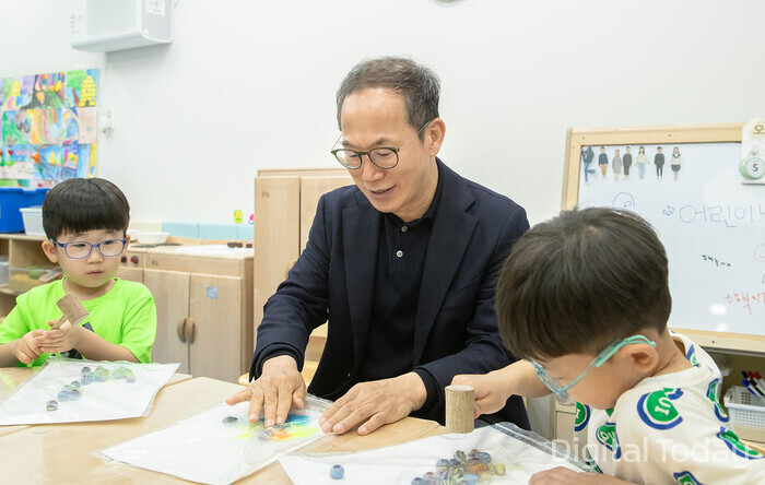 KB금융, 저출생 현상 해결 위해 아이 키우기 좋은 환경 만드는데 앞장서
