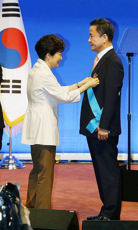 <건설의날 기념식> `금탑 산업훈장 시상하는 박근혜 대통령`