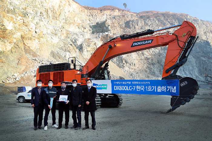 두산인프라코어, 초대형 굴착기 ‘DX800LC’ 1호 고객은 명진개발