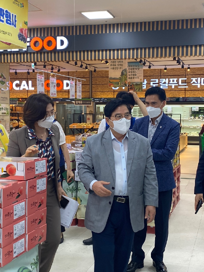 유두석 장성군수, 광주 수완동 농협하나로마트 방문해 행사 참여 ‘눈길’