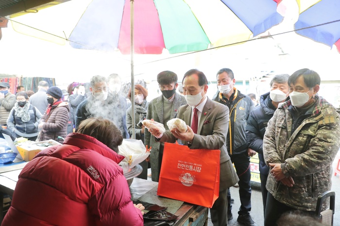 박상돈 천안시장, 설맞이 전통시장 장보기로 상인 격려