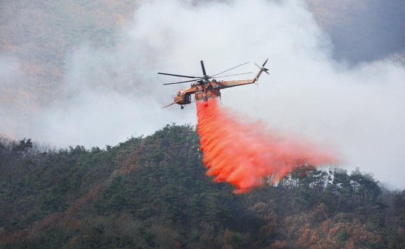 울진ㆍ삼척 산불 진화 총력… 헬기 53대 투입