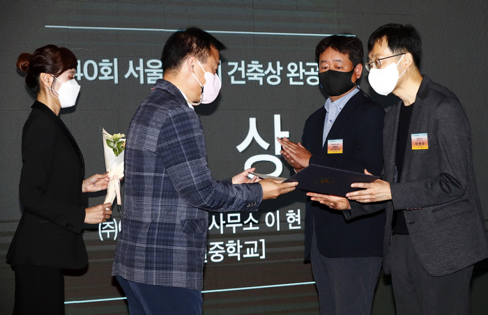 [포토]  이현우 이집건축사사무소 대표, 서울시 건축상 완공부분 대상