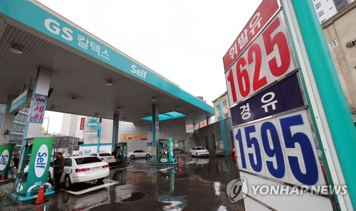 횡재세 이어 휘발유 도매가 공개까지… 정유업계, 잇딴 규제에 ‘몸살’