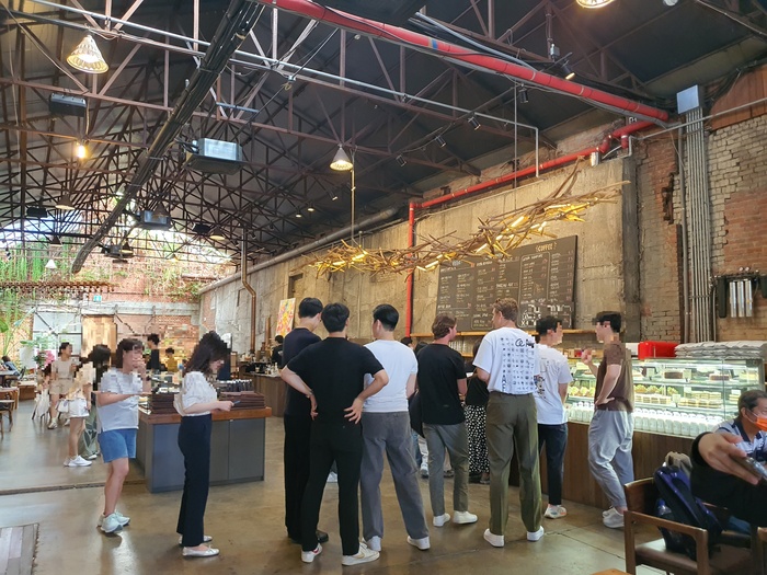 [르포] “명동 관광은 옛말”…벽돌창고 카페ㆍ명품 매장에 외국인 ‘북적’