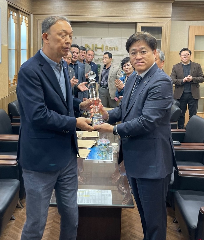 양주시 남면농업협동조합   상호금융예수금 3000억원 달성탑 수상