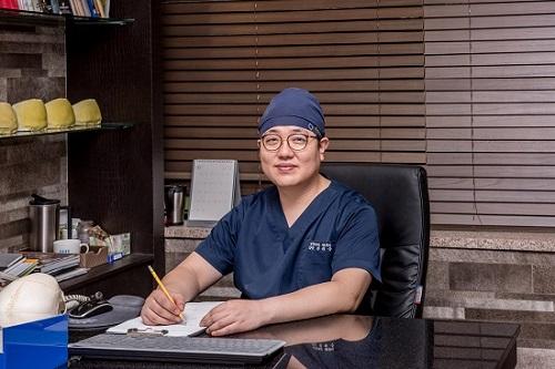창원성형외과가 알려주는 건조한 봄에 피부 탄력 올려주는 다양한 리프팅 시술.