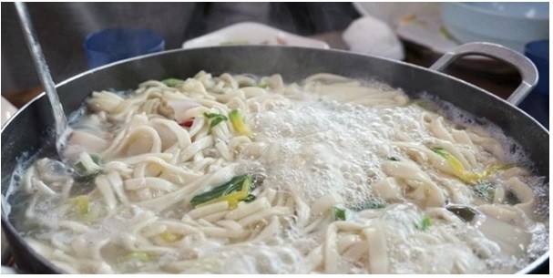 [그곳에 가고 싶다] 대부도 맛집로드, 전국 최초의 바지락칼국수 명인집 우리밀칼국수