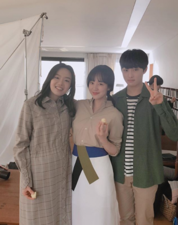 임수정 영화 ‘당신의 부탁’ 포스터 촬영현장 인증샷 보니? “사랑스러운 상희씨와 찬영이와 함께”