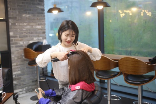 부산 경성대미용실 ‘전진헤어다올’, 특허받은 복구염색으로 ‘인기’
