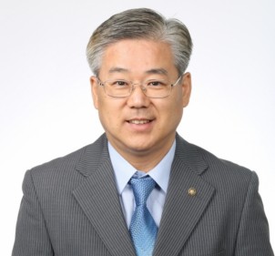 윤현 총장, 노블레스 오블리주 실천한 12명의 인물 책자로 꾸민다
