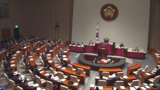 국방 예산은 줄이고 의원 민원은 챙기고