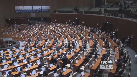 국방 예산은 줄이고 의원 민원은 챙기고